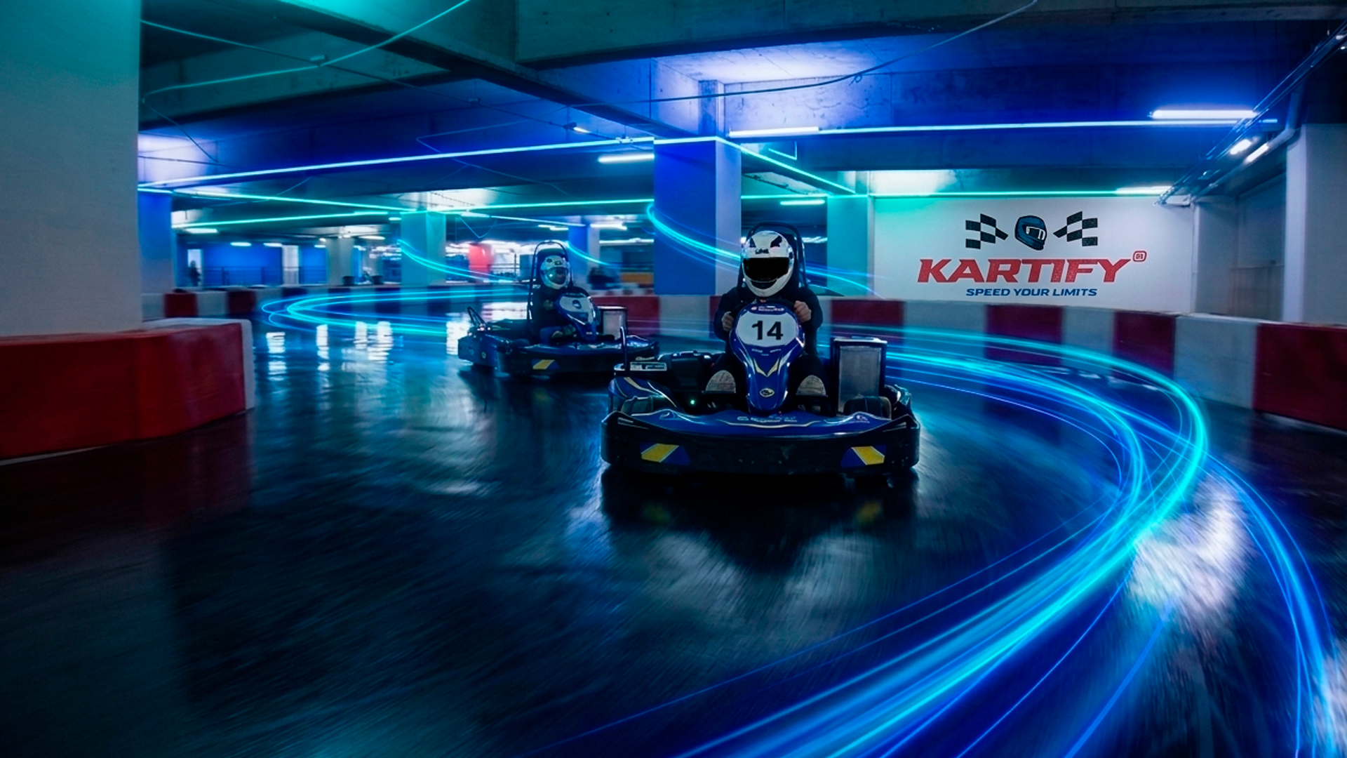 Piloto celebrando dentro del venue indoor de Kartify